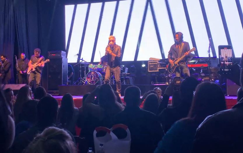 Durante show do Jota Quest em Marília, Rogério Flausino relembra história hilária do dia que tocou com banda garcense no Berlin