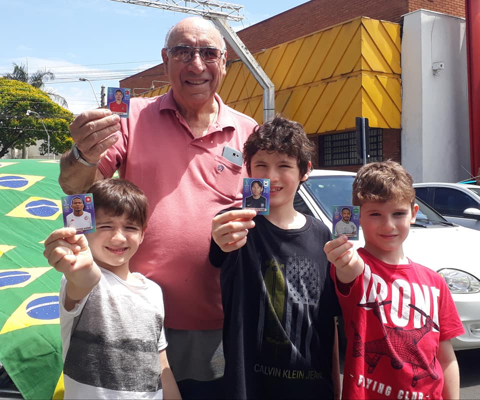 Edgar e os netos Luiz, Eduardo e Guilherme: diversão que une a família 