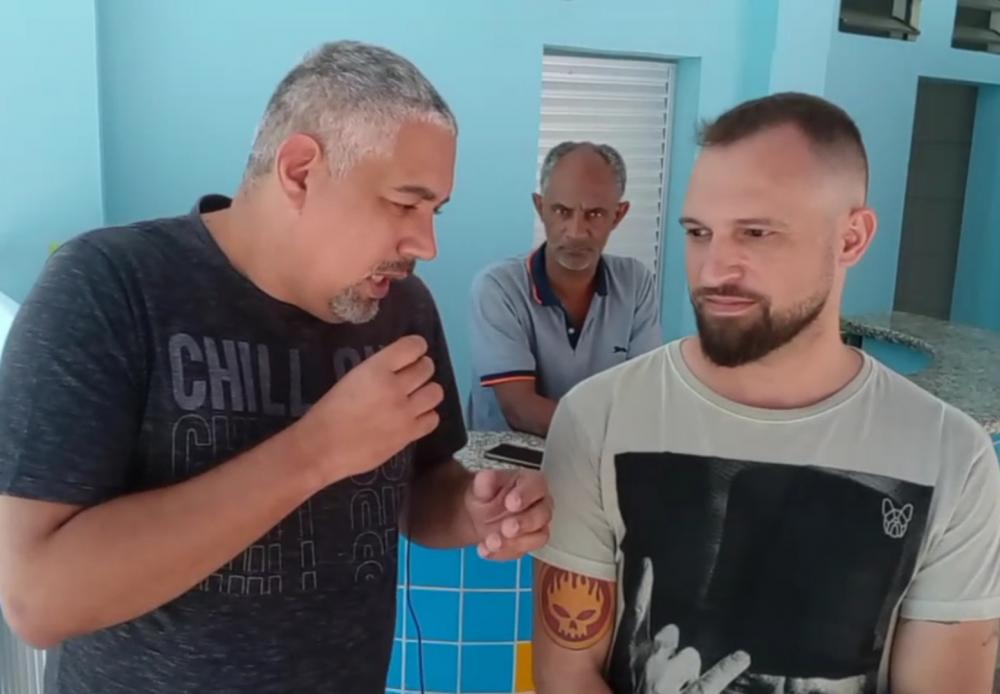 Repórter Adilson Soares entrevista o diretor de eventos Eduardo Cabrini