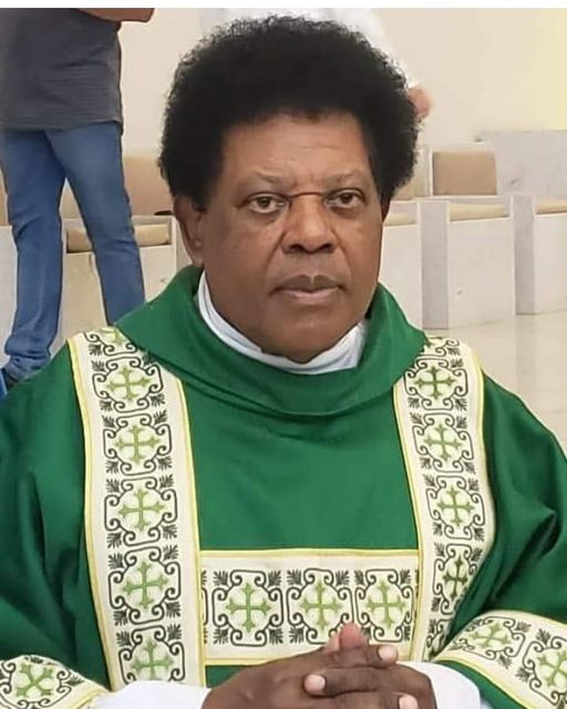 Dor: católicos choram a morte do Padre Cecílio