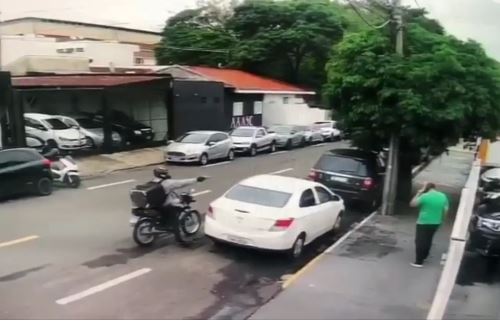 Câmera flagra momento em que motociclista atira e mata homem em Marília