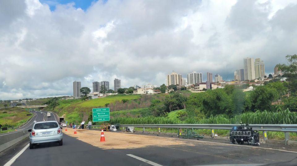 Perigo: motores de trator caem de caminhão em trânsito na SP-294