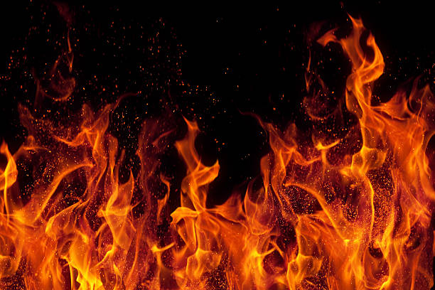 Mulher com bebê tenta queimar linha solta do edredom e incendeia o quarto