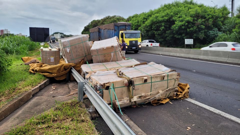 Carroceria de bitrem tomba e espalha carga de placas solares na SP-294