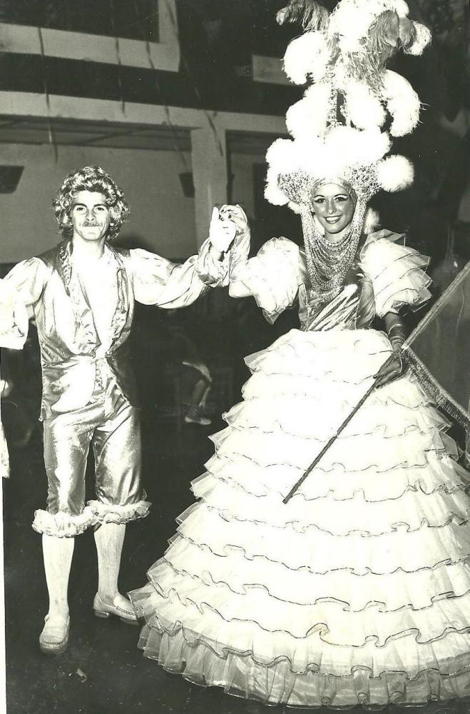 O elegante casal de porta bandeira José Luiz (Português) e Rita Guedes 