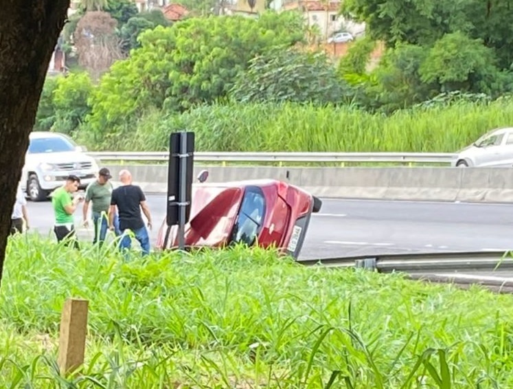 Veículo tomba em valeta da rodovia da região