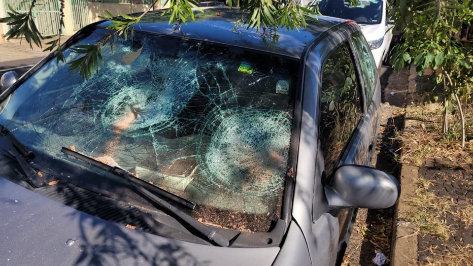 Idoso é brutalmente agredido na calçada de casa e tem carro destruído na região