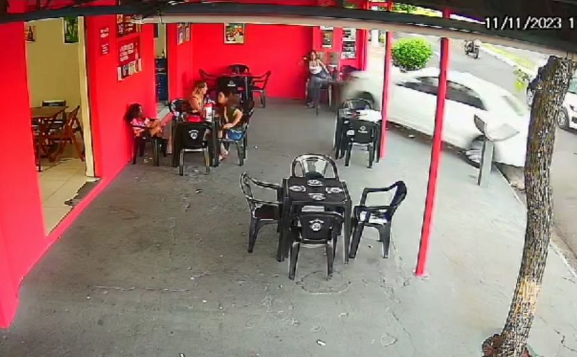 Carro invade bar e atropela cliente em Marília