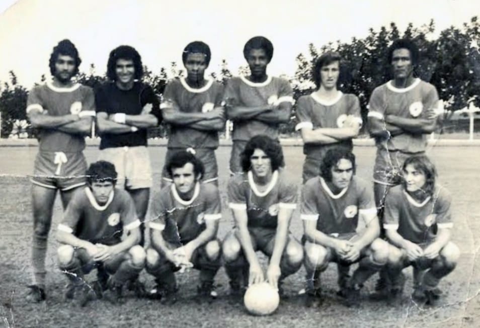 Nena entre os lendários craques do Garça Futebol Clube. 