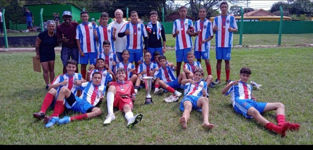 Atletas de Fernão comemoram com o prefeito José Fodra