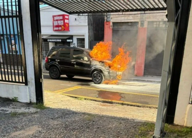 Carro fica destruído em incêndio no Centro de Marília