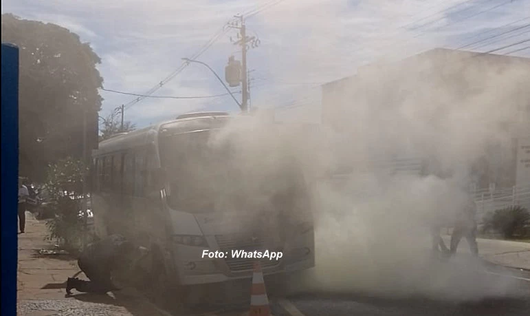Micro-ônibus com pacientes pega fogo próximo ao HC da região
