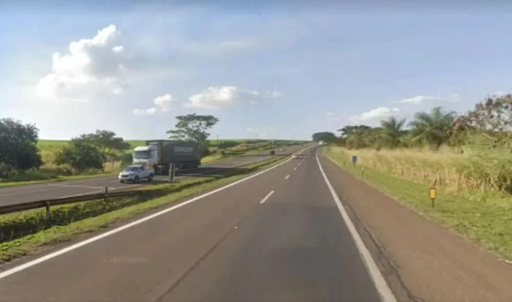 Jovem morre após bater motocicleta contra caminhão na SP-225