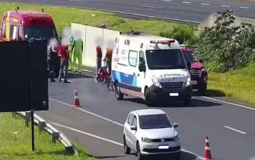 Motociclista morre após bater contra defensa metálica na SP-294