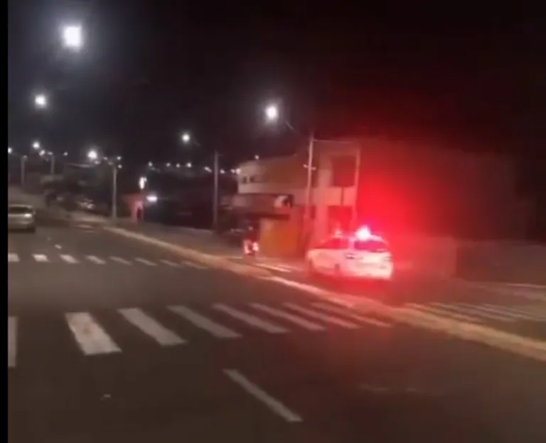 Menores desafiam a polícia em fuga com motocicleta e sofrem acidente na SP-294