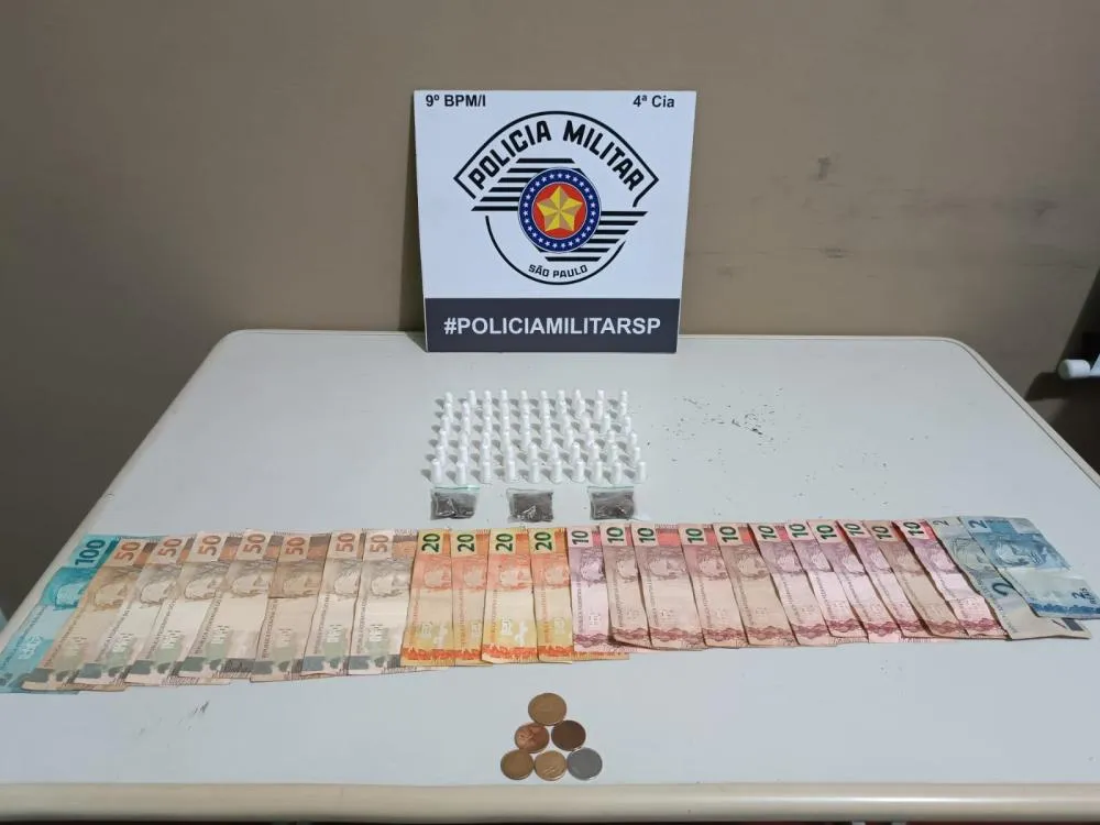 Homem é preso sentado em sofá na calçada com mais de 60 pinos de cocaína no São Lucas