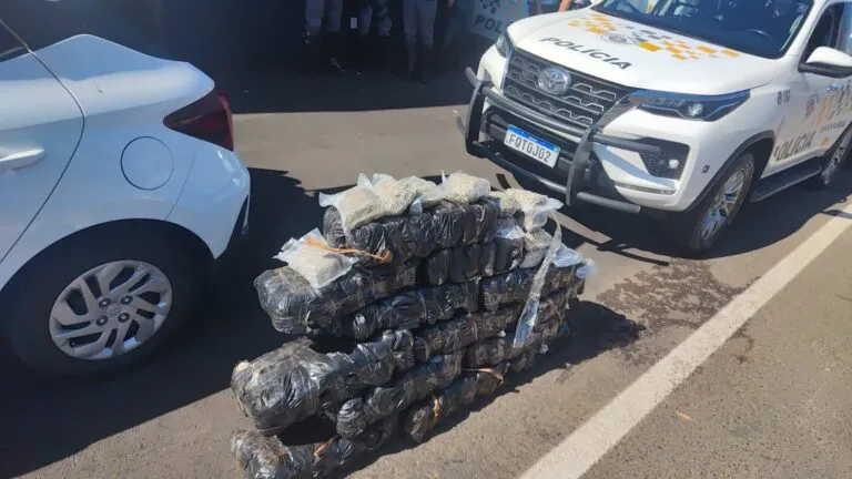 Casal é preso pela PM Rodoviária na SP-333 com skank no porta-malas do carro
