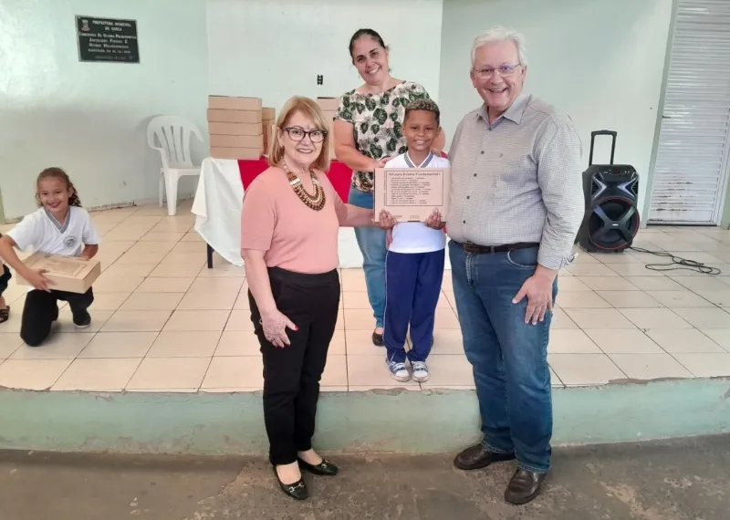 Prefeitura de Garça entrega kits de material escolar para estudantes do ensino fundamental 1