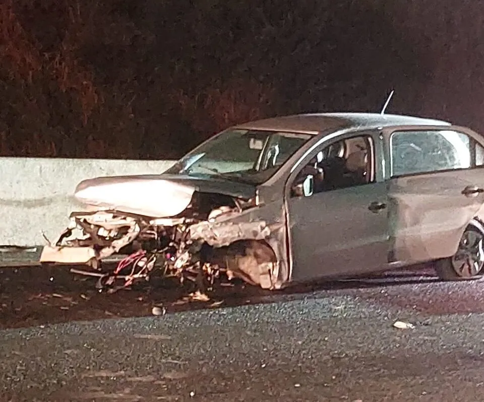 Acidente no Contorno deixa dois feridos, carro destruído e sem o motor