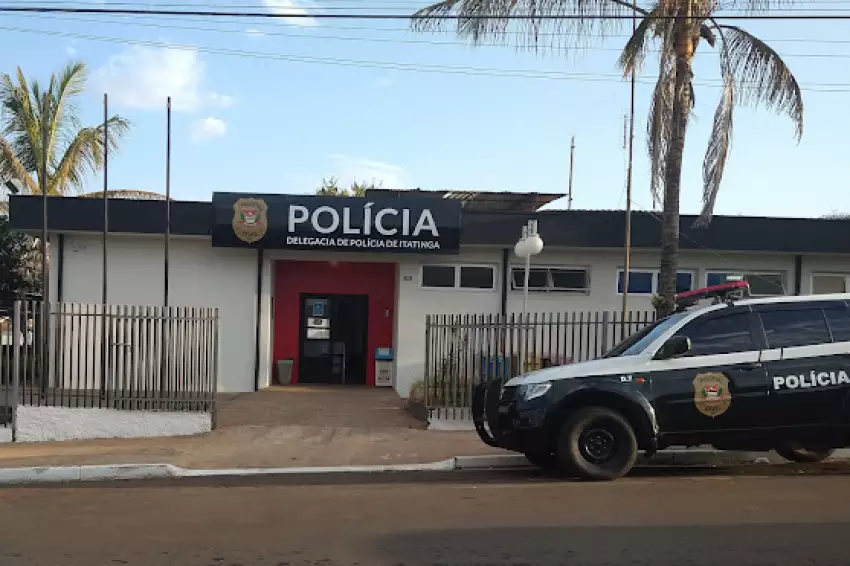 Homem é preso após quebrar a perna da mãe com socos e chutes na região