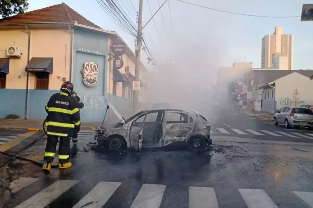 Carro pega fogo e fecha trânsito no Centro de cidade vizinha