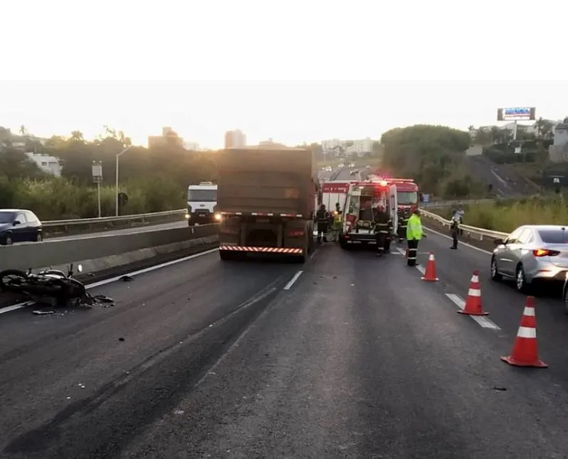 Motociclista morre após ser arrastado por carreta