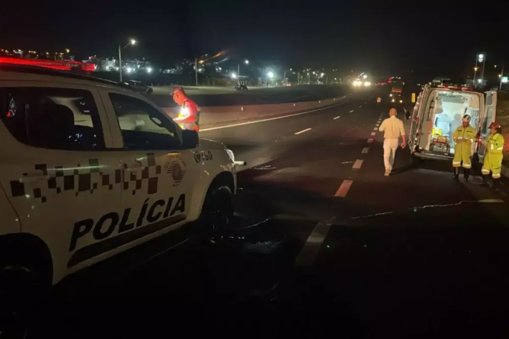 Motociclista atinge pedestre no acostamento de rodovia, cai na pista e morre ao ser atropelado por caminhão na SP-294