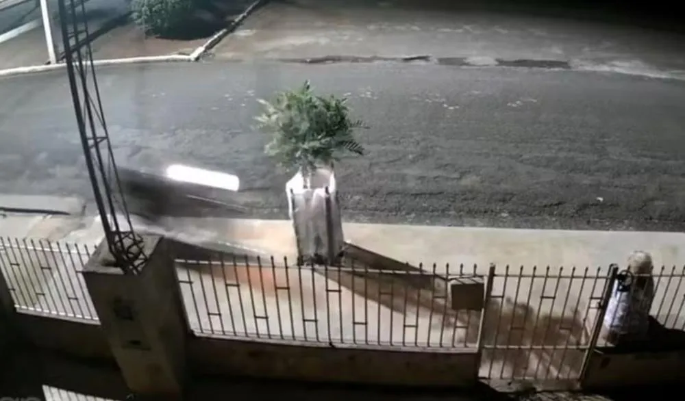 Vídeo mostra 'moto fantasma' andando sozinha e atingindo idosa em calçada de cidade da região