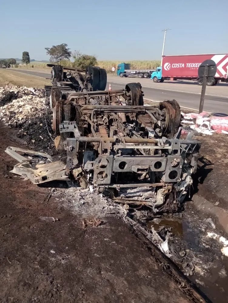 Caminhão tomba, pega fogo e deixa caminhoneiro garcense em estado grave