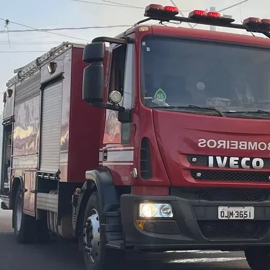Corpo de Bombeiros combate incêndio no Bairro Ecoville