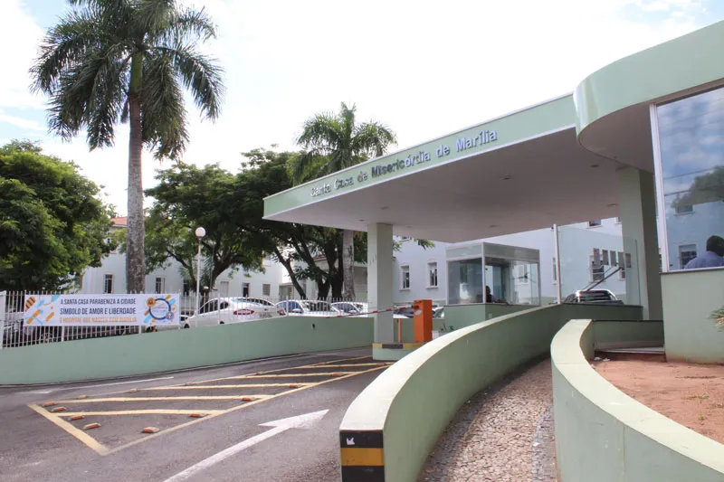 Paciente com fratura nas pernas abandona leito e morre após queda em hospital de Marília