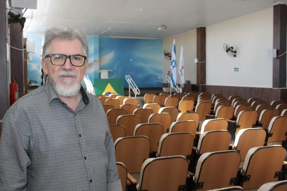 Pastor Gerson (acima) enalteceu o gesto do amigo empresário, que financiou a construção do novo templo. 