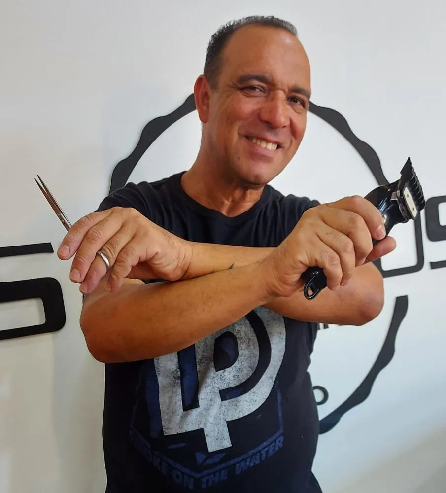 Adilson é cabeleireiro e instrutor da escola. 