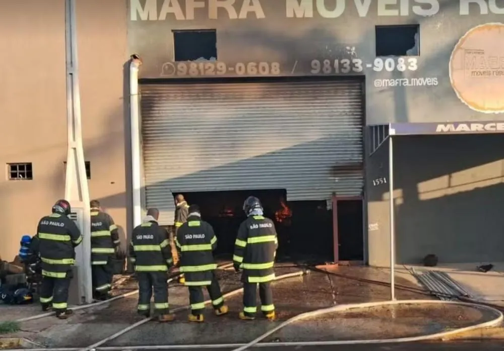 Incêndio destrói interior de loja de móveis em Marília