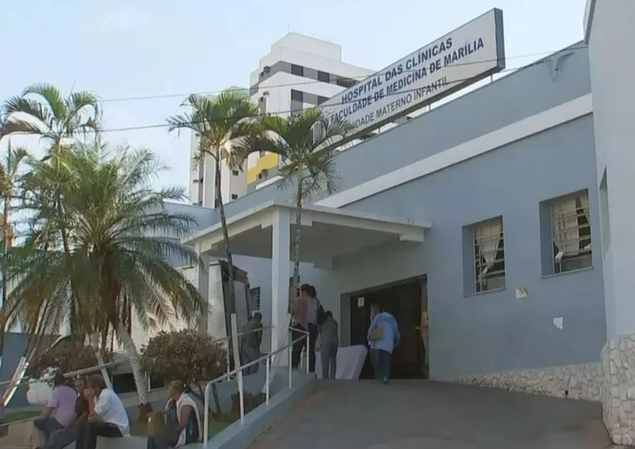 Bebê morre sufocada após irmão rolar na cama e dormir sobre ela em cidade vizinha