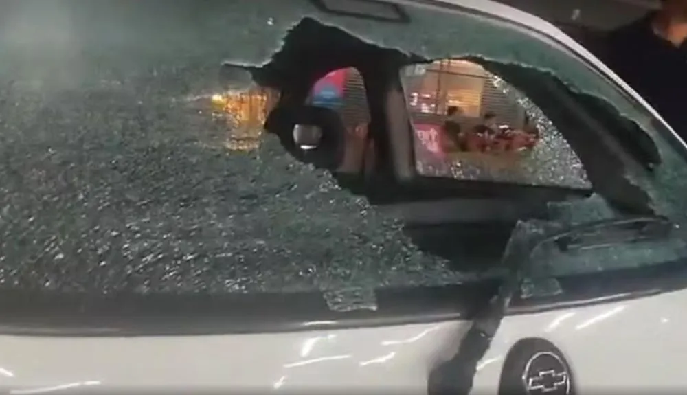 Funcionário de posto de combustíveis é agredido a pauladas por seis homens em cidade vizinha