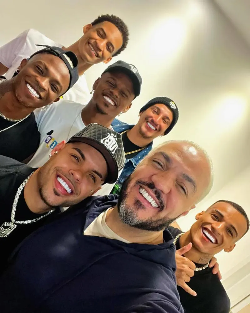 Cantor Belo tietando os membros do Grupo Envolência, sucesso em todo o Brasil