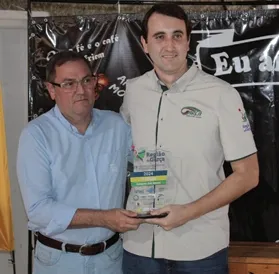Paulo Roberto Brito Boechat (à direita), vencedor na categoria Seca Natural