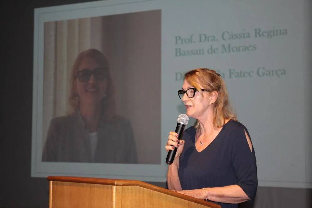 A diretora Cássia Bassan fez a abertura oficial do evento 