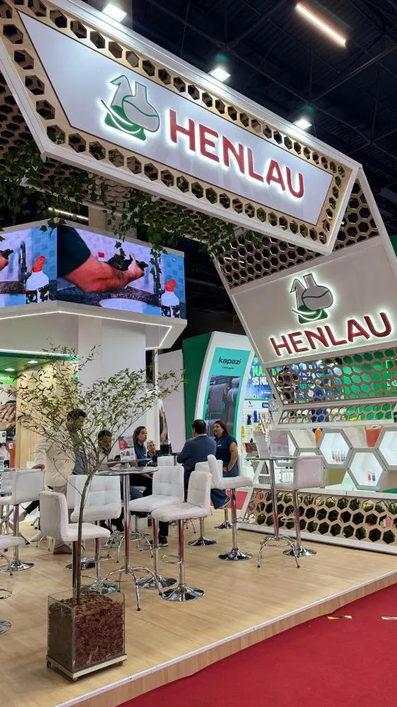 Henlau se destaca com belo e imponente estande na feira 