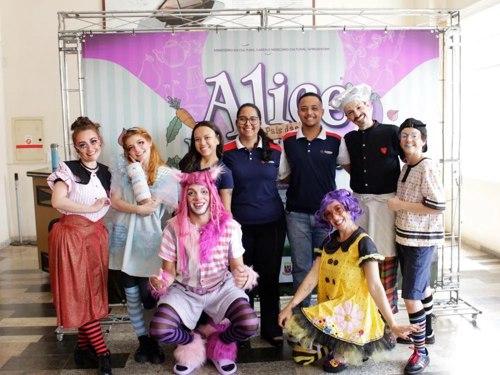 Representantes da Garen e elenco da peça