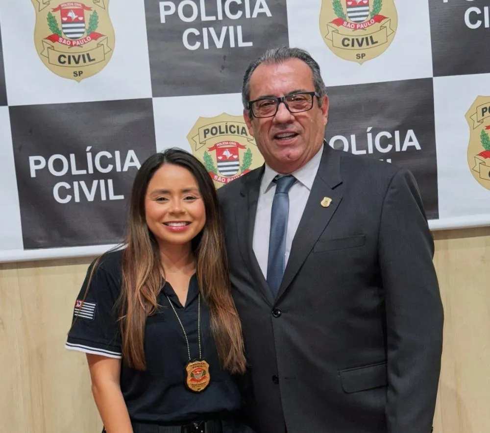 Thais e o delegado Ricardo Martines, diretor do Deinter e amigo de Tramontini. 