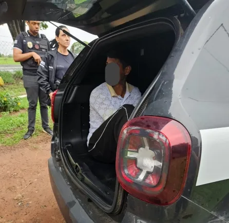 O acusado no momento de sua prisão 