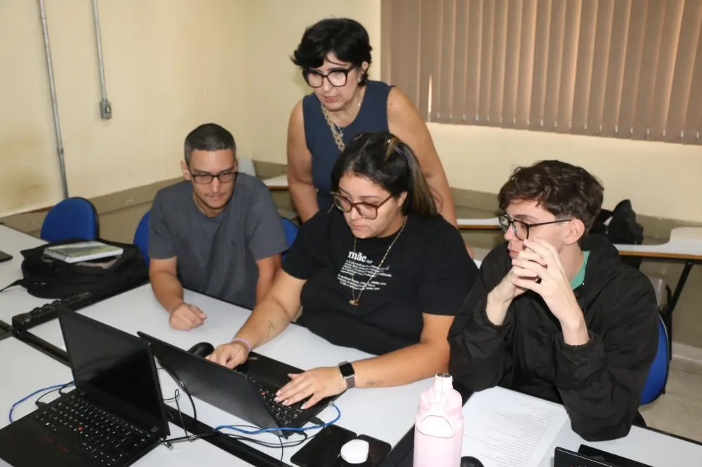 Aula do curso de Análise e Desenvolvimento de Sistemas oferecido pela Fatec