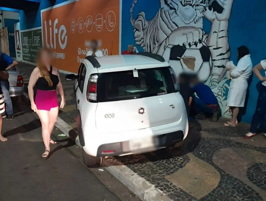 Motorista avança sobre calçada, atropela mulher em frente ao MAC e foge após abandonar o carro