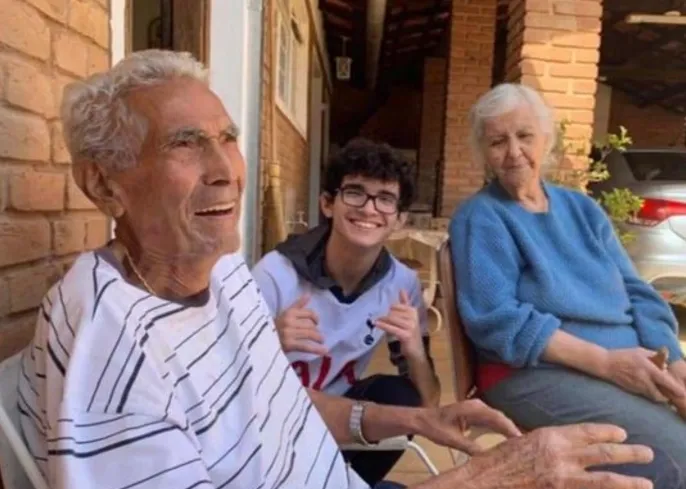 Ivan Pinheiro, ao lado do neto Felipe da esposa Rosa.
