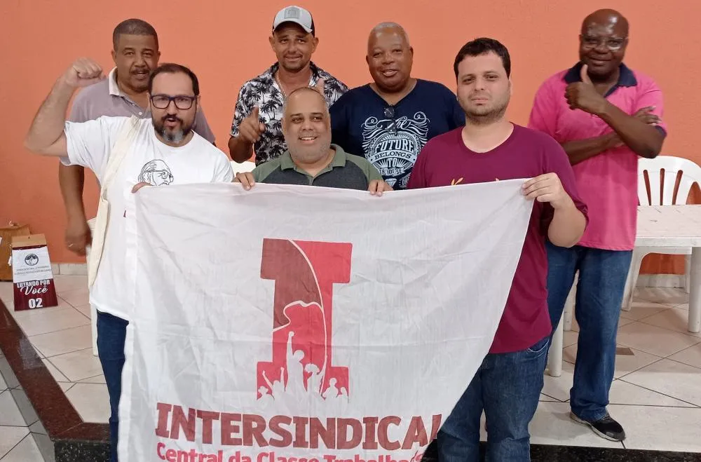 Márcio (terceiro da direita para a esquerda) e integrantes da Intersindical