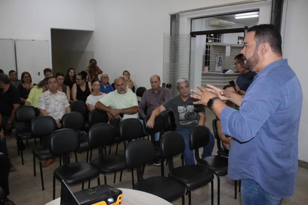 Fábio Dias, proponente do documentário, durante lançamento na biblioteca 
