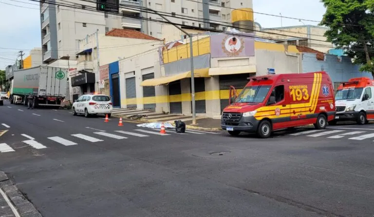 Carreta esmaga e mata ciclista no cruzamento da Avenida República em Marília