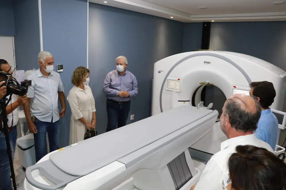 Prefeito João Carlos durante apresentação do tomógrafo